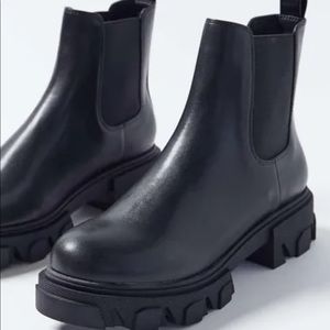 Urban Outfitters Black Mira Chunky Chelsea Boots 9